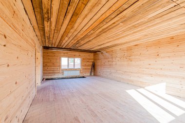 Rusya, Moskova... 17 Nisan 2020: içişleri dairesi kendi kendini bitirme için kabataslak onarım. İç dekorasyon, binanın çıplak duvarları, inşaat sahnesi.