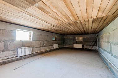 Rusya, Moskova... 17 Nisan 2020: içişleri dairesi kendi kendini bitirme için kabataslak onarım. İç dekorasyon, binanın çıplak duvarları, inşaat sahnesi.