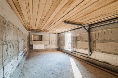 Rusya, Moskova... 17 Nisan 2020: içişleri dairesi kendi kendini bitirme için kabataslak onarım. İç dekorasyon, binanın çıplak duvarları, inşaat sahnesi.