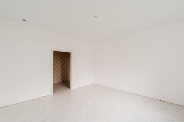 Rusya, Moskova... 17 Nisan 2020: içişleri dairesi kendi kendini bitirme için kabataslak onarım. İç dekorasyon, binanın çıplak duvarları, inşaat sahnesi.