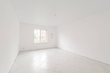 Rusya, Moskova... 17 Nisan 2020: içişleri dairesi kendi kendini bitirme için kabataslak onarım. İç dekorasyon, binanın çıplak duvarları, inşaat sahnesi.