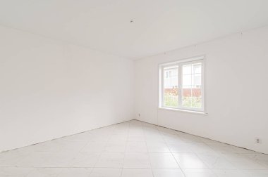 Rusya, Moskova... 17 Nisan 2020: içişleri dairesi kendi kendini bitirme için kabataslak onarım. İç dekorasyon, binanın çıplak duvarları, inşaat sahnesi.