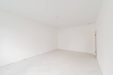 Rusya, Moskova... 17 Nisan 2020: içişleri dairesi kendi kendini bitirme için kabataslak onarım. İç dekorasyon, binanın çıplak duvarları, inşaat sahnesi.