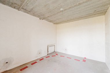 Rusya, Moskova... 17 Nisan 2020: içişleri dairesi kendi kendini bitirme için kabataslak onarım. İç dekorasyon, binanın çıplak duvarları, inşaat sahnesi.