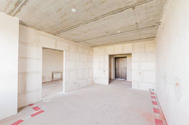 Rusya, Moskova... 17 Nisan 2020: içişleri dairesi kendi kendini bitirme için kabataslak onarım. İç dekorasyon, binanın çıplak duvarları, inşaat sahnesi.