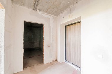 Rusya, Moskova... 17 Nisan 2020: içişleri dairesi kendi kendini bitirme için kabataslak onarım. İç dekorasyon, binanın çıplak duvarları, inşaat sahnesi.