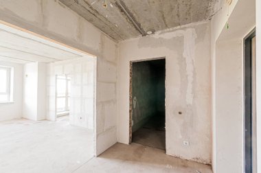 Rusya, Moskova... 17 Nisan 2020: içişleri dairesi kendi kendini bitirme için kabataslak onarım. İç dekorasyon, binanın çıplak duvarları, inşaat sahnesi.