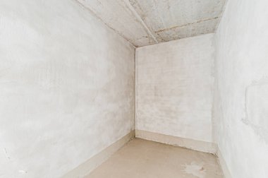 Rusya, Moskova... 17 Nisan 2020: içişleri dairesi kendi kendini bitirme için kabataslak onarım. İç dekorasyon, binanın çıplak duvarları, inşaat sahnesi.