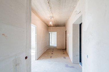 Rusya, Moskova... 17 Nisan 2020: içişleri dairesi kendi kendini bitirme için kabataslak onarım. İç dekorasyon, binanın çıplak duvarları, inşaat sahnesi.