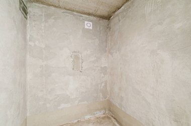 Rusya, Moskova... 17 Nisan 2020: içişleri dairesi kendi kendini bitirme için kabataslak onarım. İç dekorasyon, binanın çıplak duvarları, inşaat sahnesi.