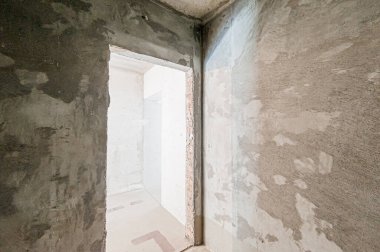 Rusya, Moskova... 17 Nisan 2020: içişleri dairesi kendi kendini bitirme için kabataslak onarım. İç dekorasyon, binanın çıplak duvarları, inşaat sahnesi.