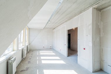 Rusya, Moskova... 17 Nisan 2020: içişleri dairesi kendi kendini bitirme için kabataslak onarım. İç dekorasyon, binanın çıplak duvarları, inşaat sahnesi.