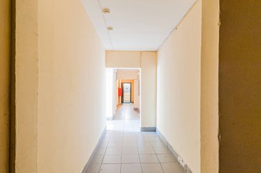 Rusya, Moskova... 17 Nisan 2020: iç mekan, ev girişi. Kapılar, duvarlar, merdivenler