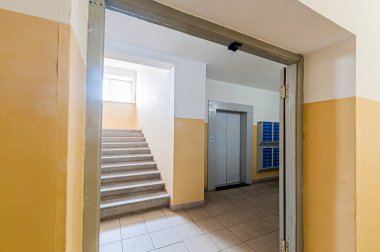 Rusya, Moskova... 17 Nisan 2020: iç mekan, ev girişi. Kapılar, duvarlar, merdivenler