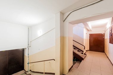 Rusya, Moskova... 17 Nisan 2020: iç mekan, ev girişi. Kapılar, duvarlar, merdivenler