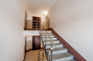 Rusya, Moskova... 17 Nisan 2020: iç mekan, ev girişi. Kapılar, duvarlar, merdiven koridorları, merdivenler, merdivenler