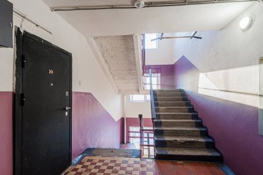 Rusya, Moskova... 17 Nisan 2020: iç mekan, ev girişi. Kapılar, duvarlar, merdiven koridorları, merdivenler, merdivenler