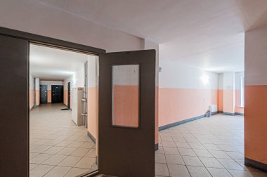 Rusya, Moskova... 17 Nisan 2020: iç mekan, ev girişi. Kapılar, duvarlar, merdivenler