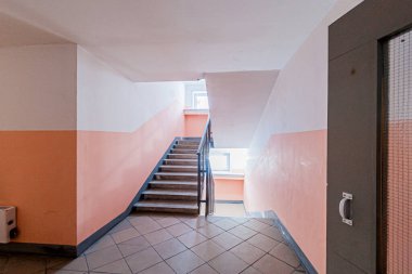 Rusya, Moskova... 17 Nisan 2020: iç mekan, ev girişi. Kapılar, duvarlar, merdivenler