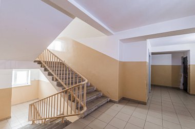 Rusya, Moskova... 17 Nisan 2020: iç mekan, ev girişi. Kapılar, duvarlar, merdivenler