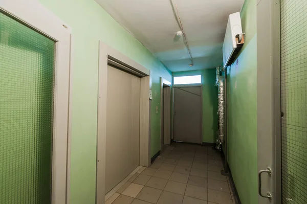 Rusland Moskou April 2020 Openbare Binnenplaats Huisingang Deuren Muren Trappengangen — Stockfoto
