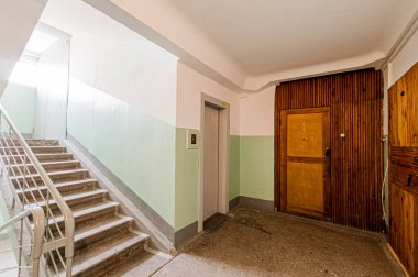 Rusya, Moskova... 17 Nisan 2020: iç mekan, ev girişi. Kapılar, duvarlar, merdiven koridorları, merdivenler, merdivenler