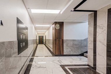 Rusya, Moskova... 17 Nisan 2020: iç mekan, ev girişi. Kapılar, duvarlar, merdivenler