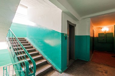 Rusya, Moskova... 17 Nisan 2020: iç mekan, ev girişi. Kapılar, duvarlar, merdiven koridorları, merdivenler, merdivenler