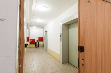 Rusya, Moskova... 17 Nisan 2020: iç mekan, ev girişi. Kapılar, duvarlar, merdivenler