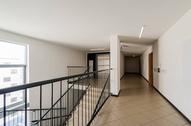 Rusya, Moskova... 17 Nisan 2020: iç mekan, ev girişi. Kapılar, duvarlar, merdivenler