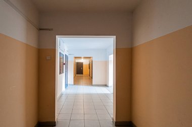 Rusya, Moskova... 17 Nisan 2020: iç mekan, ev girişi. Kapılar, duvarlar, merdivenler