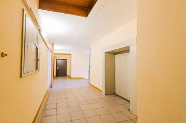 Rusya, Moskova... 17 Nisan 2020: iç mekan, ev girişi. Kapılar, duvarlar, merdivenler