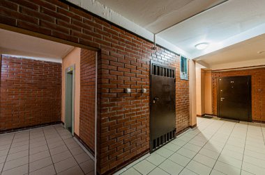 Rusya, Moskova... 17 Nisan 2020: iç mekan, ev girişi. Kapılar, duvarlar, merdivenler