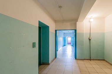 Rusya, Moskova... 17 Nisan 2020: iç mekan, ev girişi. Kapılar, duvarlar, merdivenler