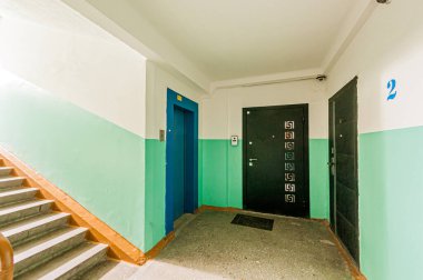 Rusya, Moskova... 17 Nisan 2020: iç mekan, ev girişi. Kapılar, duvarlar, merdiven koridorları, merdivenler, merdivenler