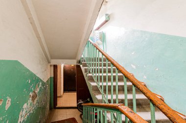 Rusya, Moskova... 17 Nisan 2020: iç mekan, ev girişi. Kapılar, duvarlar, merdiven koridorları, merdivenler, merdivenler