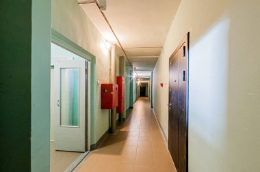 Rusya, Moskova... 17 Nisan 2020: iç mekan, ev girişi. Kapılar, duvarlar, merdivenler