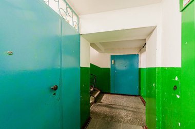 Rusya, Moskova... 17 Nisan 2020: iç mekan, ev girişi. Kapılar, duvarlar, merdivenler