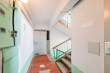 Rusya, Moskova... 17 Nisan 2020: iç mekan, ev girişi. Kapılar, duvarlar, merdivenler