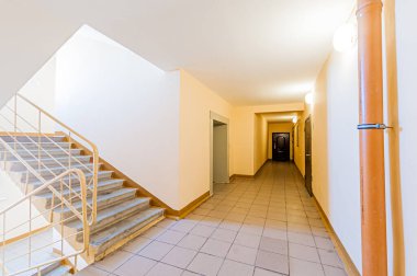 Rusya, Moskova... 17 Nisan 2020: iç mekan, ev girişi. Kapılar, duvarlar, merdiven koridorları, merdivenler, merdivenler