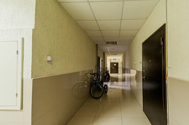 Rusya, Moskova... 17 Nisan 2020: iç mekan, ev girişi. Kapılar, duvarlar, merdivenler