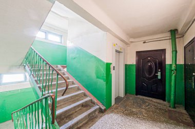 Rusya, Moskova... 17 Nisan 2020: iç mekan, ev girişi. Kapılar, duvarlar, merdiven koridorları, merdivenler, merdivenler