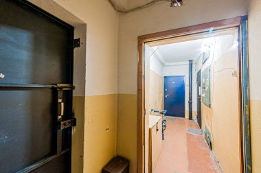 Rusya, Moskova... 17 Nisan 2020: iç mekan, ev girişi. Kapılar, duvarlar, merdivenler