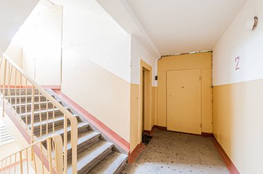 Rusya, Moskova... 17 Nisan 2020: iç mekan, ev girişi. Kapılar, duvarlar, merdiven koridorları, merdivenler, merdivenler