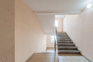 Rusya, Moskova... 17 Nisan 2020: iç mekan, ev girişi. Kapılar, duvarlar, merdiven koridorları, merdivenler, merdivenler