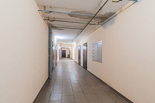 Россия, Москва - 17 апреля 2020 года: внутреннее общественное место, вход в дом. двери, стены, коридоры лестниц