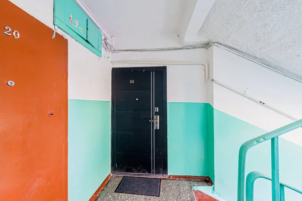 ロシア モスクワ 2020年4月17日 インテリア公共の場所 家の入り口 ドア壁階段廊下 — ストック写真