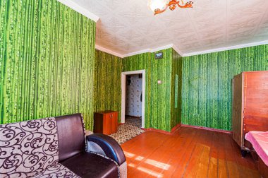 Rusya, Moskova... 17 Nisan 2020: iç oda dairesi eski püskü döküntü, modern olmayan mobilyalar. Kozmetik onarım gerekiyor