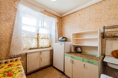 Rusya, Moskova... 17 Nisan 2020: iç oda dairesi eski püskü döküntü, modern olmayan mobilyalar. Kozmetik onarım gerekiyor