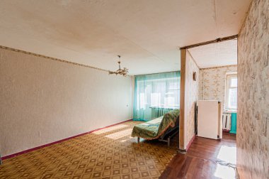 Rusya, Moskova... 17 Nisan 2020: iç oda dairesi eski püskü döküntü, modern olmayan mobilyalar. Kozmetik onarım gerekiyor